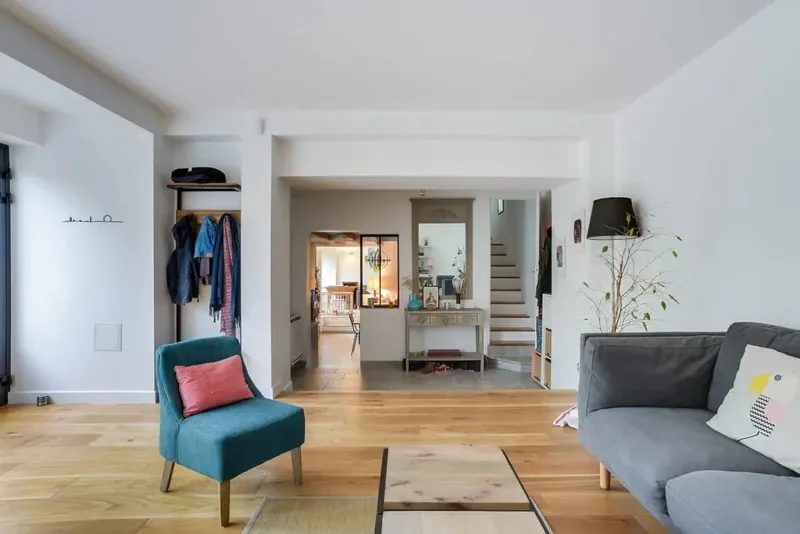 La même façade de maison avant la prévisualisation couleur