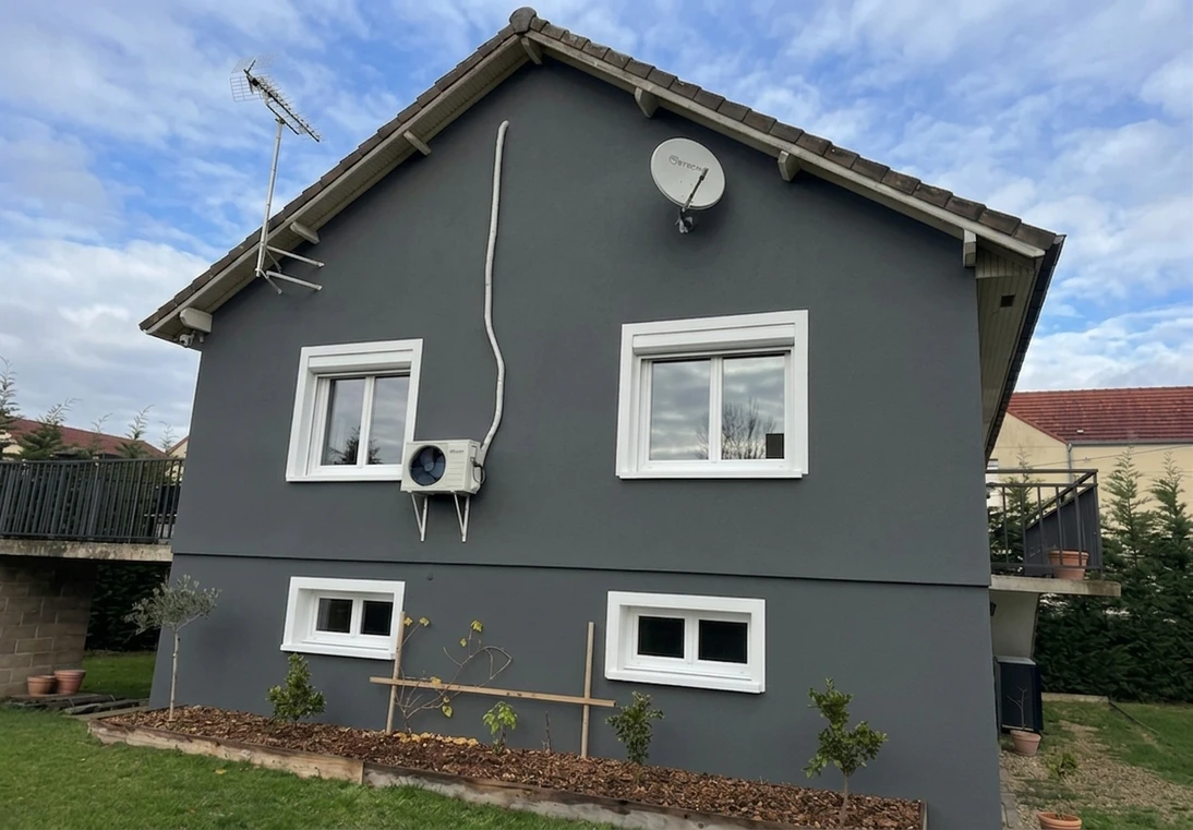 Nachher — Fassade mit Anthrazitgrau (RAL 7016) und Reinweiss auf den Fenster (Bauhaus)