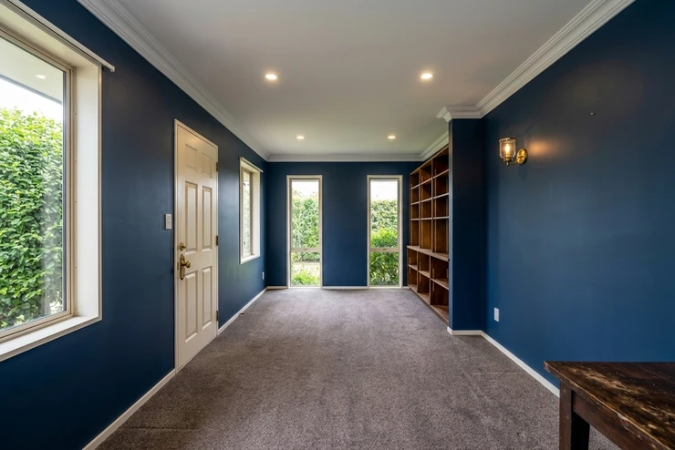 Nachher — Fassade mit Schwarzblau (RAL 5004) und Messing auf den Tuergriffe, Lampen, Regal-Beschlaege (Modern)