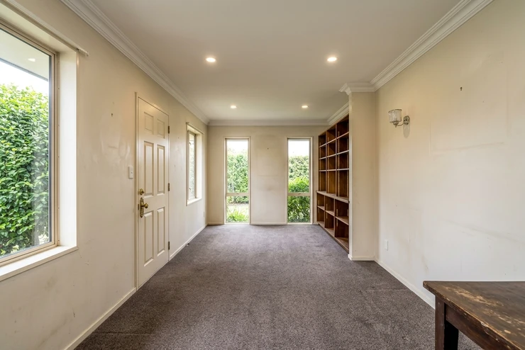 Vorher — Fassade ohne Schwarzblau + Messing (Modern)