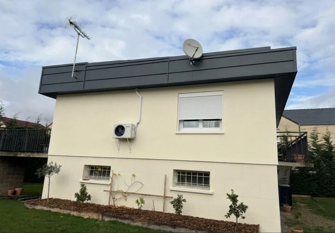 Nachher — Fassade mit Perlweiss (RAL 1013) und Anthrazitgrau auf den Dach (Moderne)