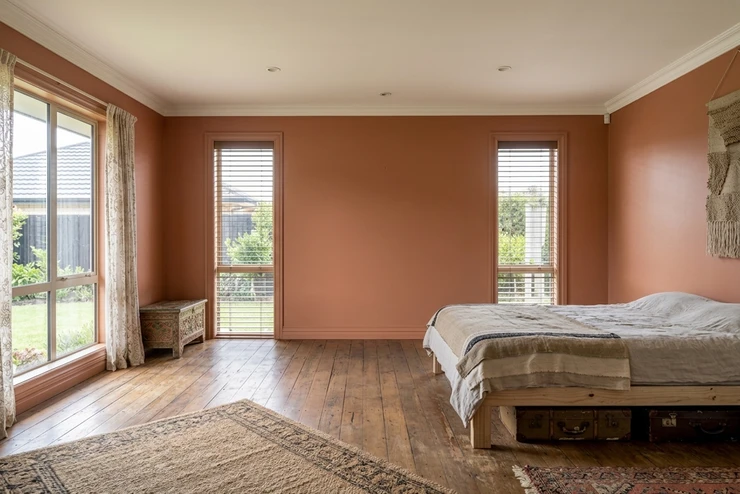 Apres — facade Terracotta (RAL 3012) et Lin Naturel sur les plafond, moulures, textiles (Bohemien)