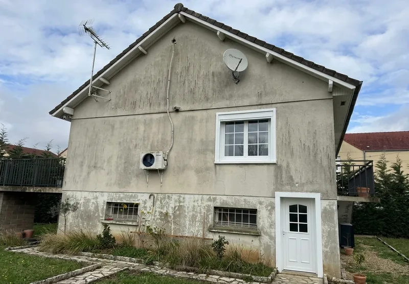 Modern farmhouse facade before AI color preview (near-black)