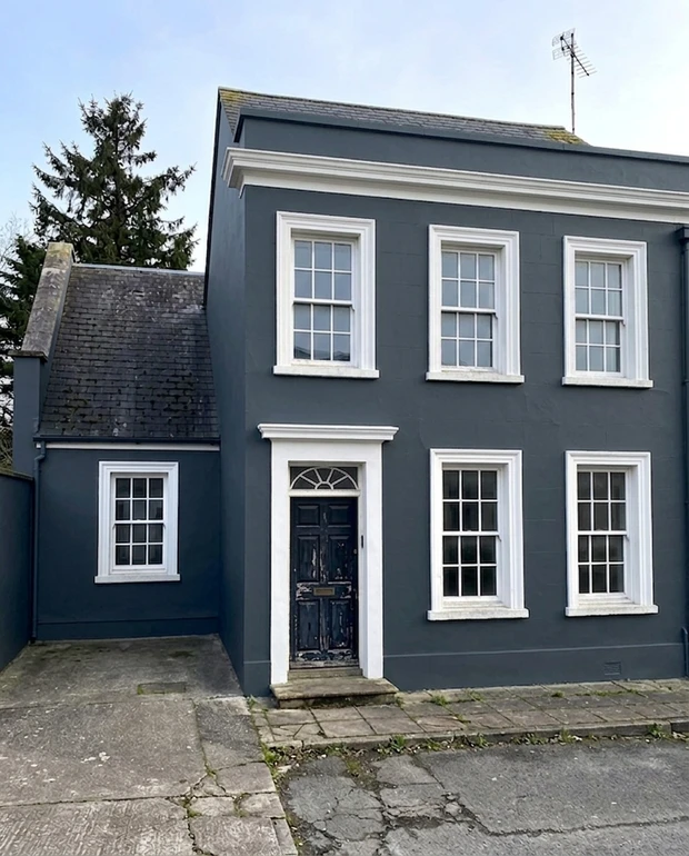 House facade in Railings (Farrow & Ball No. 31) after AI colour preview