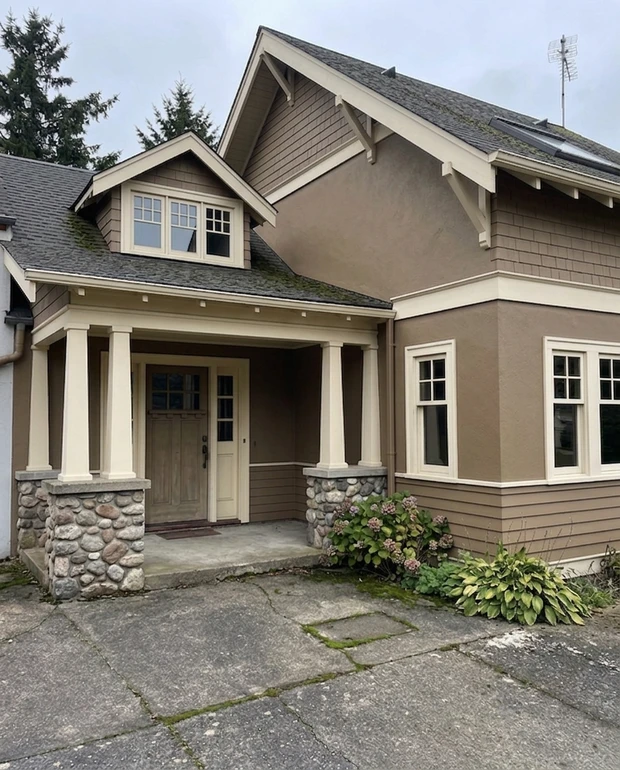 Craftsman bungalow exterior in SW Universal Khaki, AI color preview