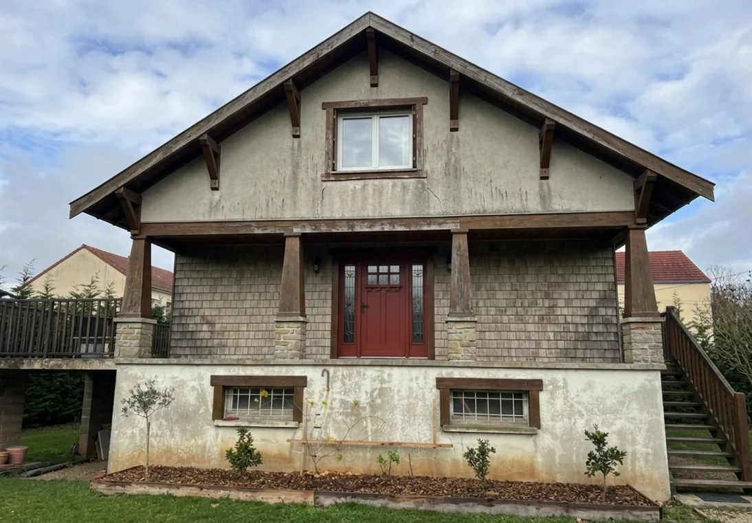 Before — facade without Warm White + Heritage Red (Craftsman Bungalow)