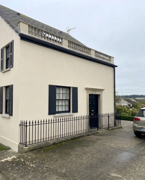 Cream Stucco + Pitch Black — Regency