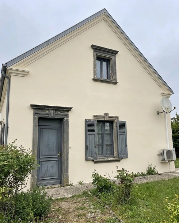 Nachher — Fassade mit Cremeweiss (RAL 9001) und Anthrazitgrau auf den Gesimse, Fensterrahmen, Haustuer (Klassisch)