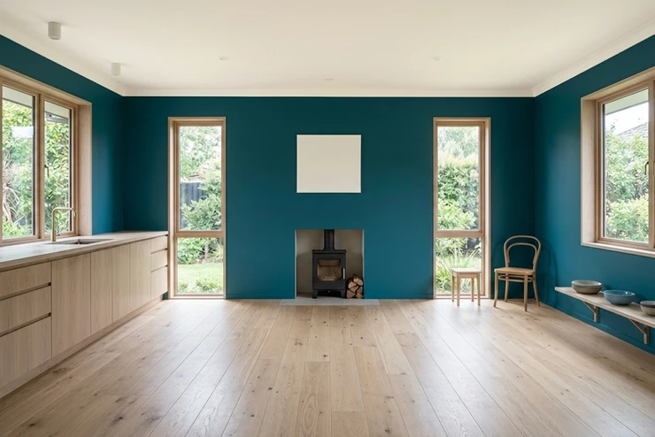 Apres — facade Bleu Canard (RAL 5021) et Blanc Casse sur les plafond et moulures (Scandinave)