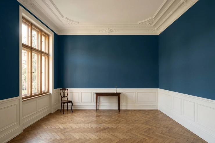 Nachher — Fassade mit Ozeanblau (RAL 5022 Nachtblau) und Reinweiss auf den Stuckdecke, Stuckleisten, Sockelleiste, Wandvertäfelung (Gruenderzeit Altbau Esszimmer)