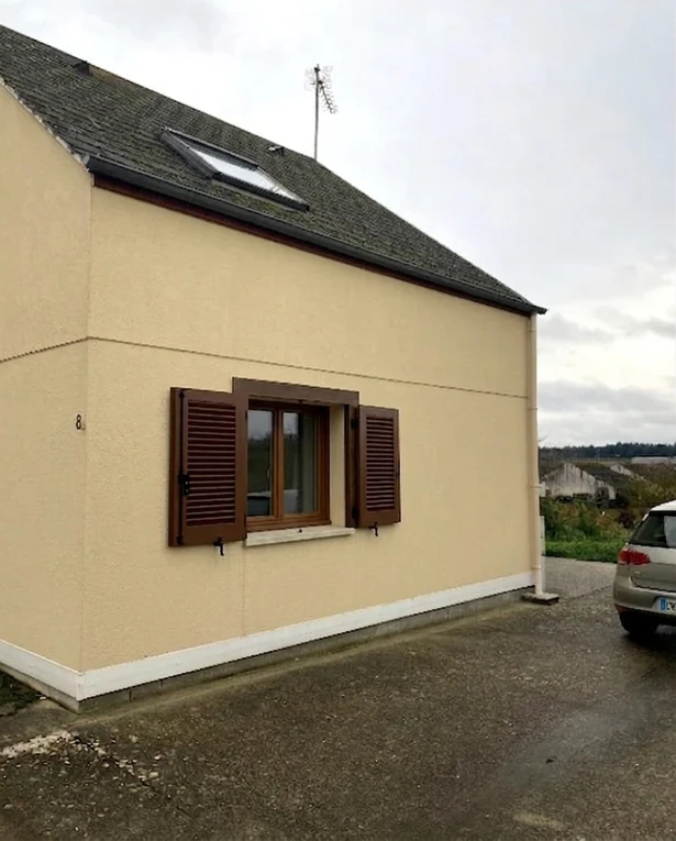 Apres — facade Beige Sable (RAL 1015) et Marron Chocolat sur les volets (Traditionnel)