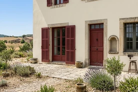 Apres — facade Blanc Calcaire (RAL 9001 Cremeweiss) et Rouge Pompeien sur les volets persiennes, porte d'entree, encadrements (Meridional Provencal)