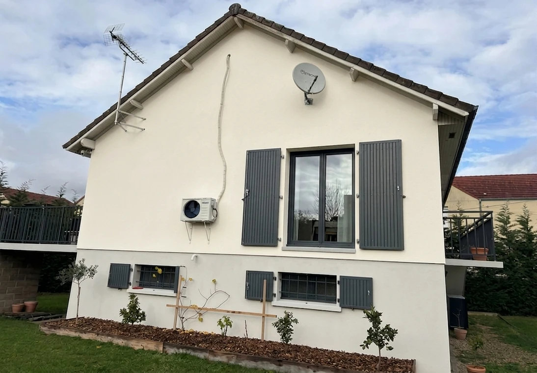 Apres — facade Blanc Casse (RAL 9001) et Gris Anthracite sur les volets (Moderne)