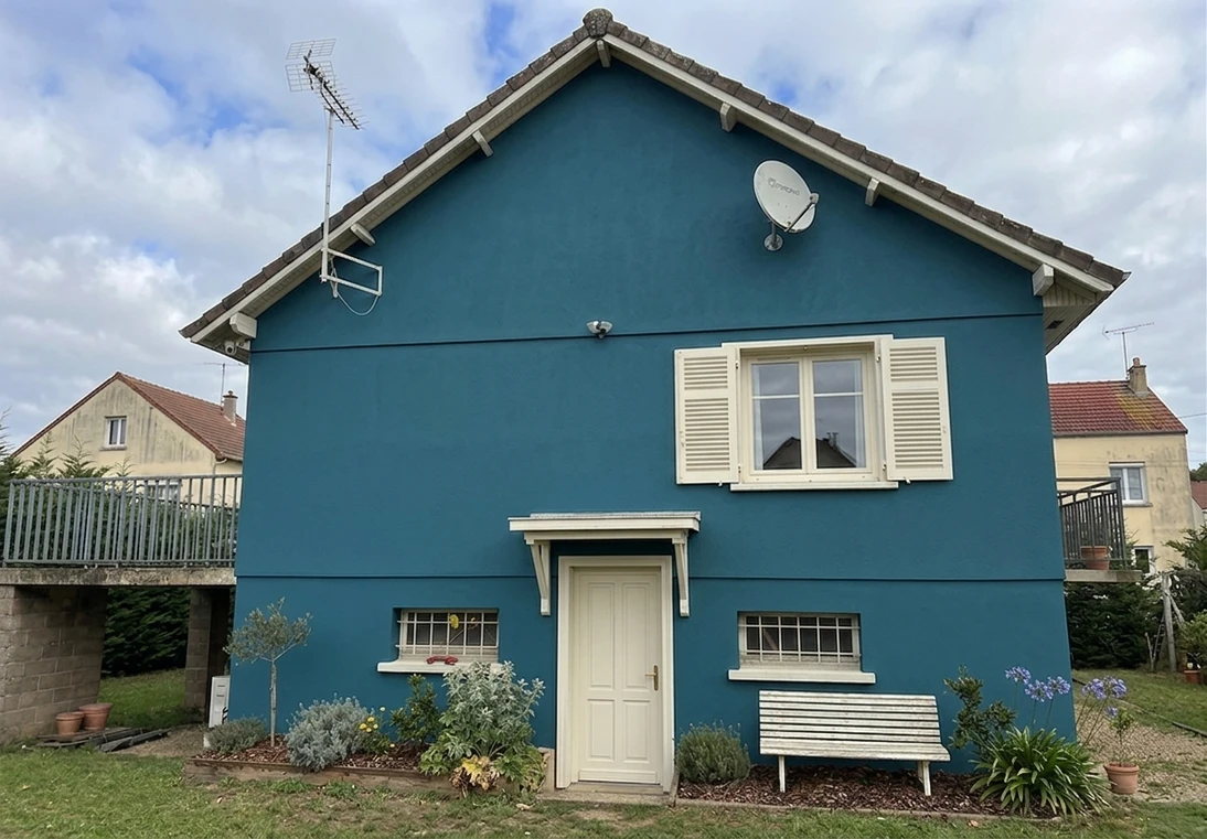 Apres — facade Bleu Canard (RAL 5020 Ozeanblau) et Blanc Casse sur les volets, encadrements fenetres, porte d'entree (Bord de Mer)