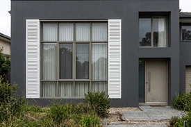 Apres — facade Gris Anthracite (RAL 7016) et Volets blancs sur les volets (Moderne Contraste)