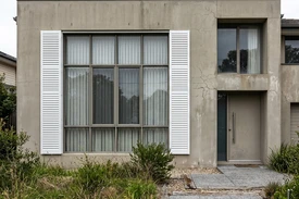 Avant — facade sans Gris Anthracite + Volets blancs (Moderne Contraste)