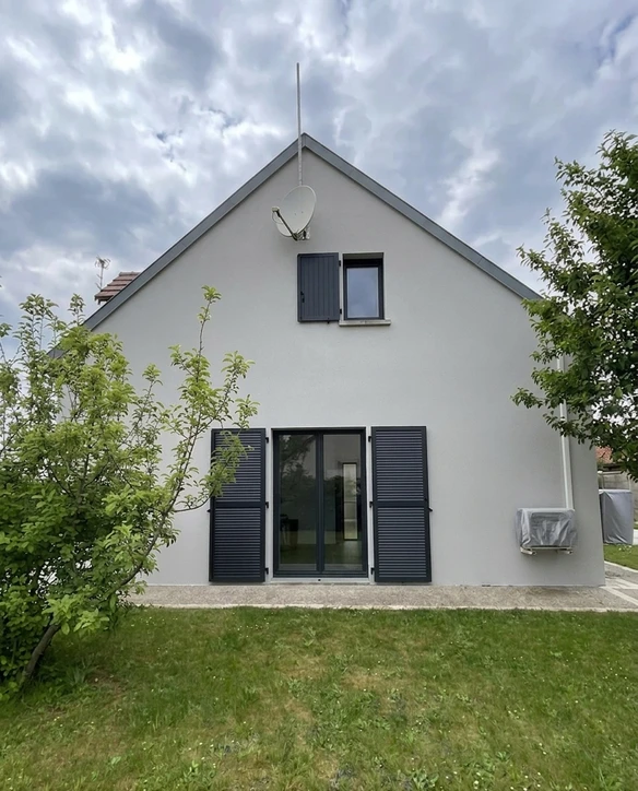 Apres — facade Gris Perle (RAL 7044) et Noir Ebene sur les volets (Moderne)