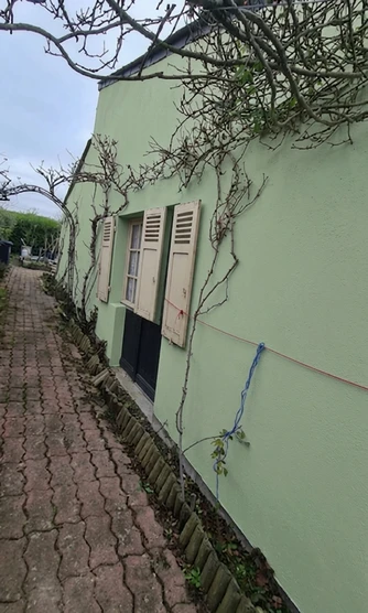 Apres — facade Vert Amande (RAL 6019) et Creme sur les volets (Cottage Moderne)