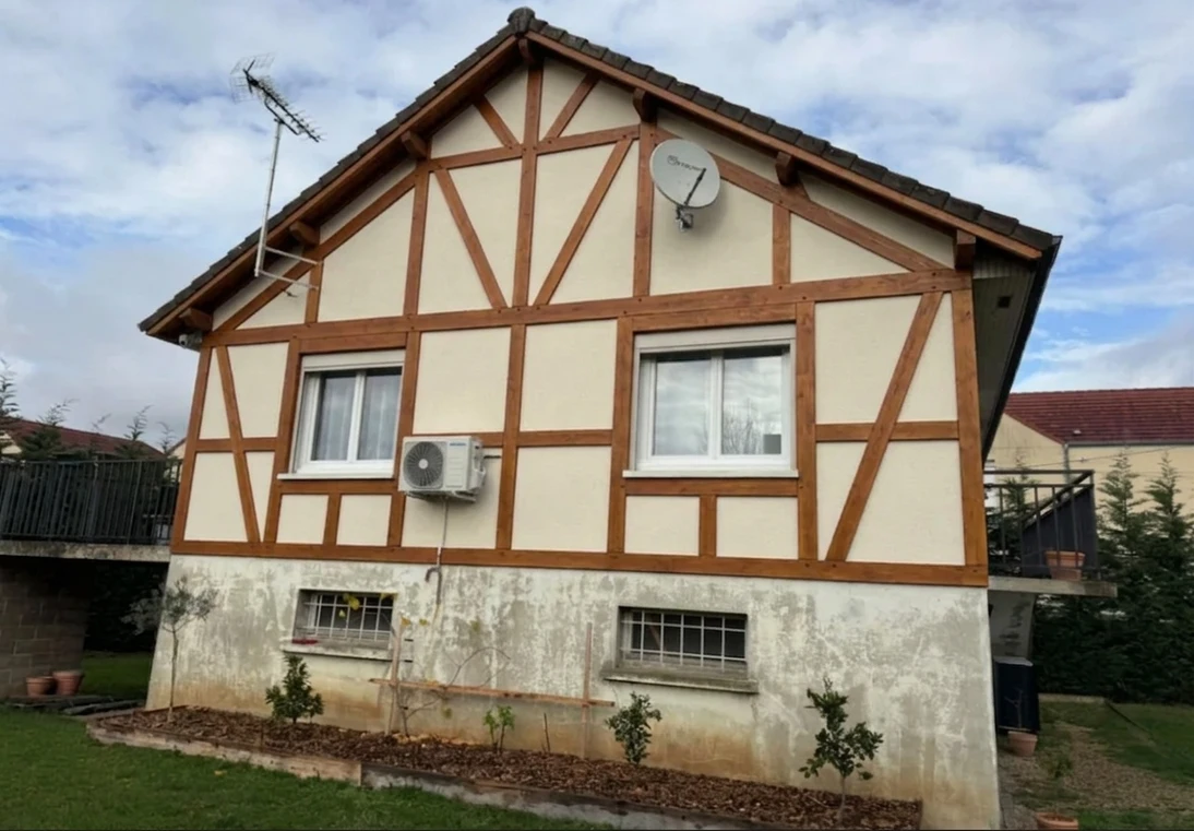 Vorher — Fassade ohne Cremeweiss + Rehbraun (Fachwerk)