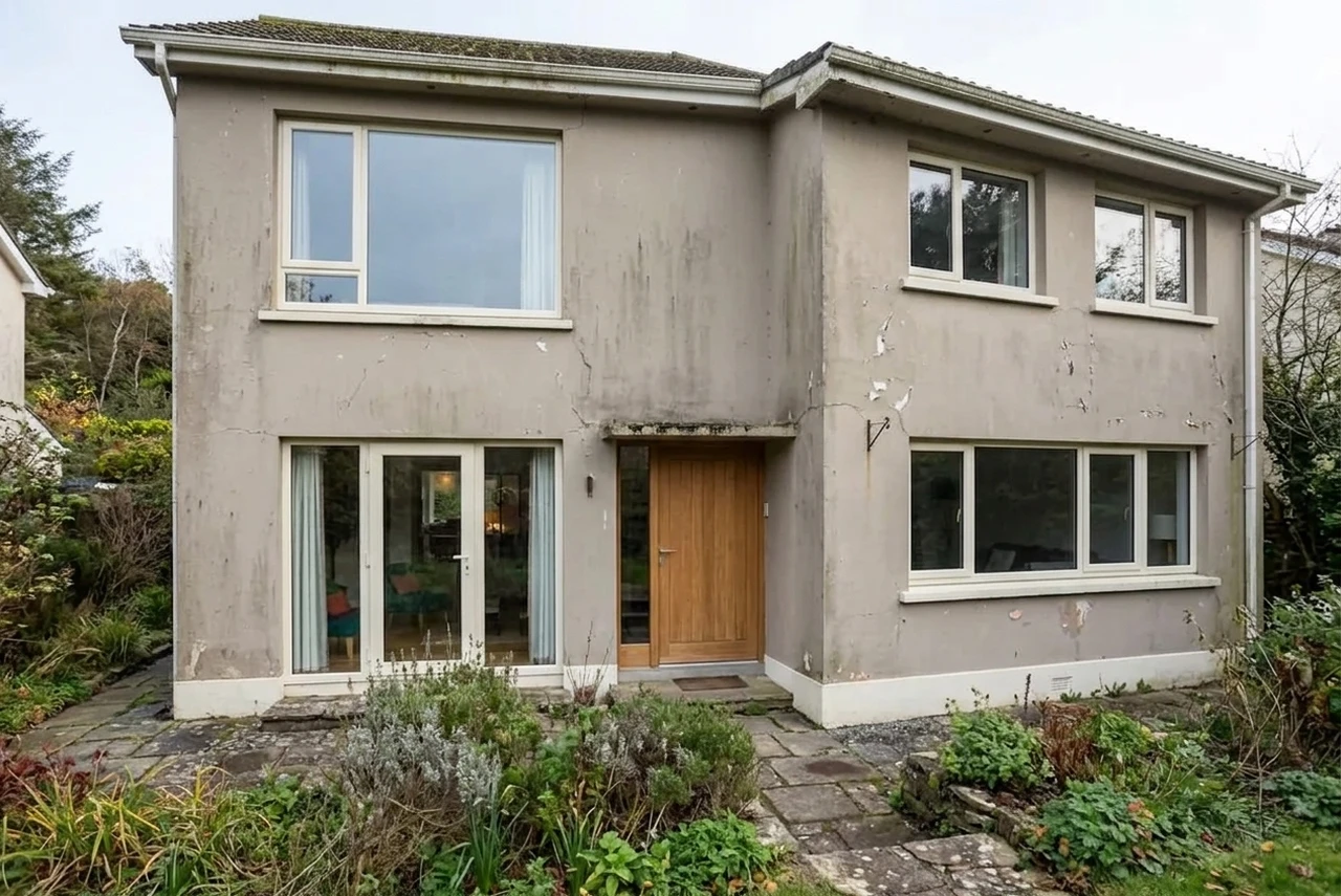 Vorher — Fassade ohne Warmgrau + Cremeweiss (Skandinavisch Modern)