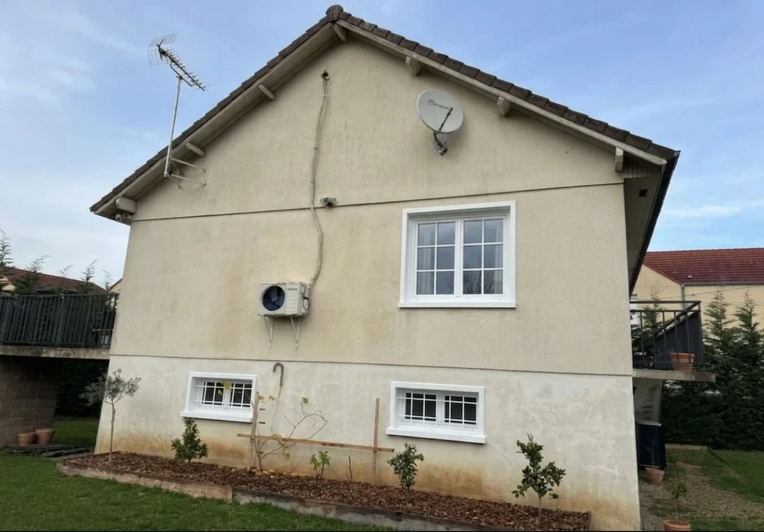 Vorher — Fassade ohne Hellelfenbein + Reinweiss (Klassisch)