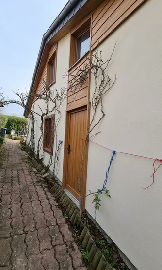 Cremeweiss + Holz-Elemente (Cedral Wood-Look) — Skandinavisch Warm