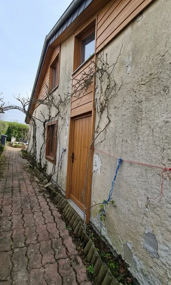 Vorher — Fassade ohne Cremeweiss + Holz-Elemente (Cedral Wood-Look) (Skandinavisch Warm)