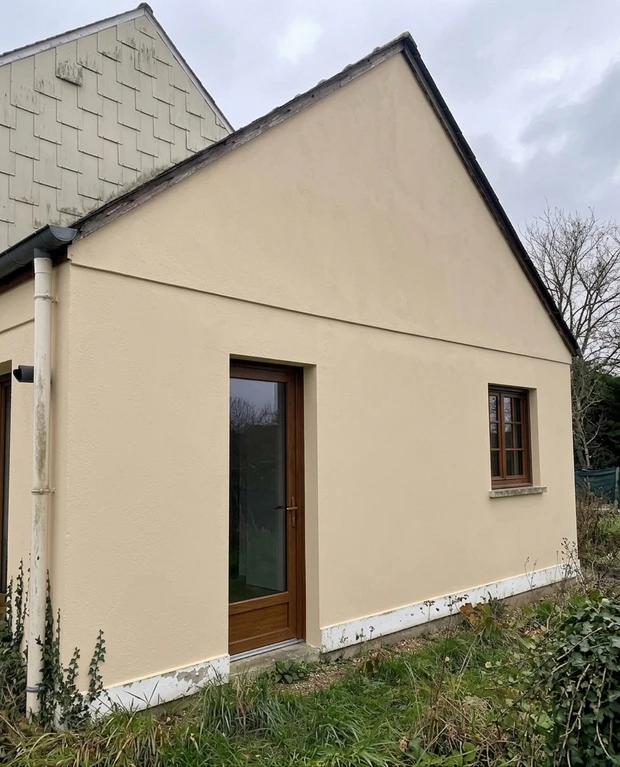 Sandbeige + Dunkelbraun — Landhaus Modern