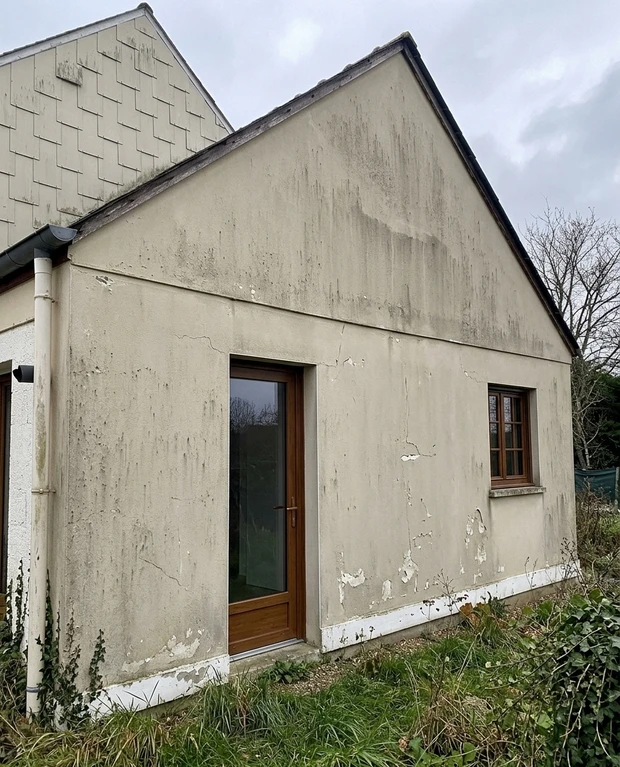 Vorher — Fassade ohne Sandbeige + Dunkelbraun (Landhaus Modern)