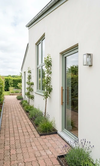 Vorher — Fassade ohne Reinweiss + Salbeigruen (Skandinavisch Modern)