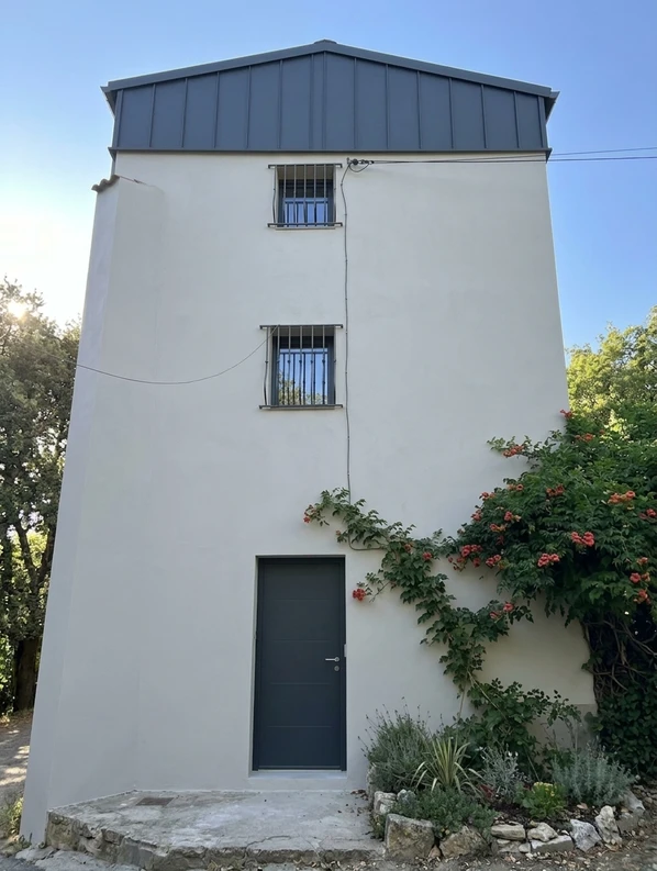 Nachher — Fassade mit Hellgrau (RAL 7035) und Anthrazitgrau auf den Dach (Neubau)