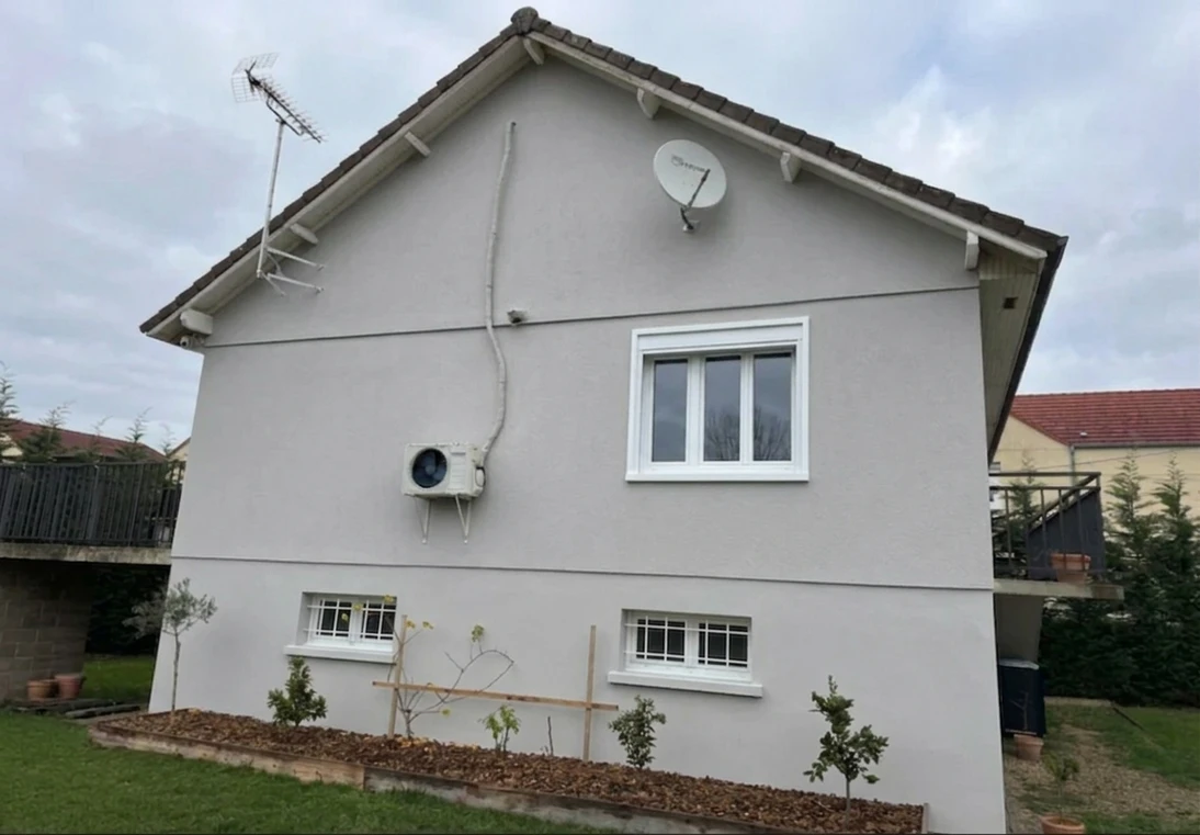 Nachher — Fassade mit Lichtgrau (RAL 7035) und Reinweiss auf den Fenster (Moderne)