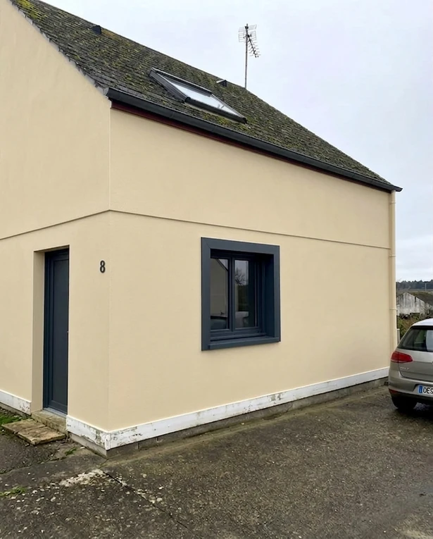 Nachher — Fassade mit Sandbeige (RAL 1015) und Anthrazitgrau auf den Dach und Fensterrahmen (Neubau)