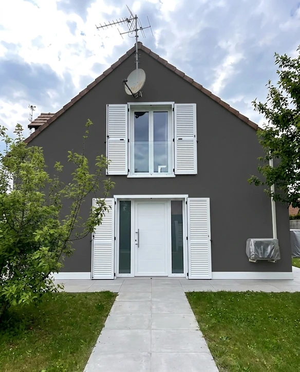 Nachher — Fassade mit Anthrazitgrau (RAL 7016) und Reinwei&szlig; auf den Aluminium-Fensterl&auml;den, Haust&uuml;r, Sockelleiste (Modernes Stadthaus)