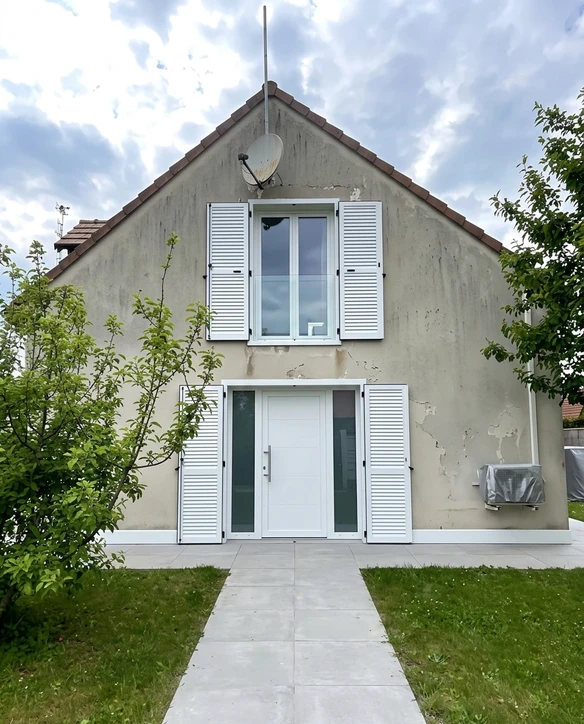 Vorher — Fassade ohne Anthrazitgrau + Reinwei&szlig; (Modernes Stadthaus)