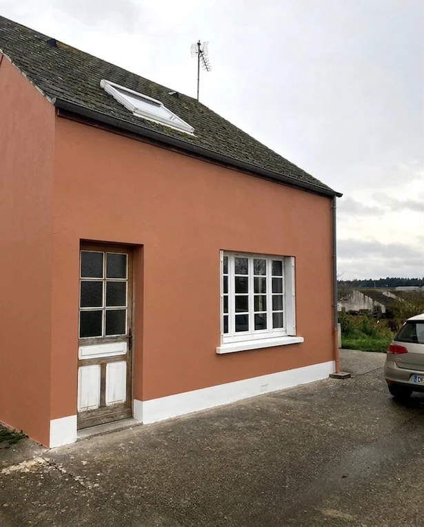 Nachher — Fassade mit Terrakotta (RAL 3012) und Reinweiss auf den Fensterrahmen (Altbau)
