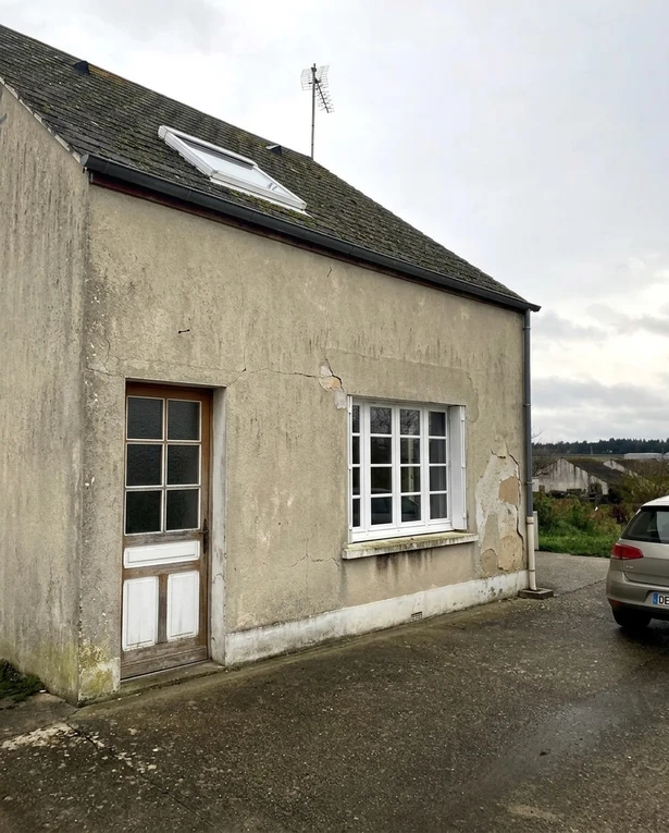 Vorher — Fassade ohne Terrakotta + Reinweiss (Altbau)