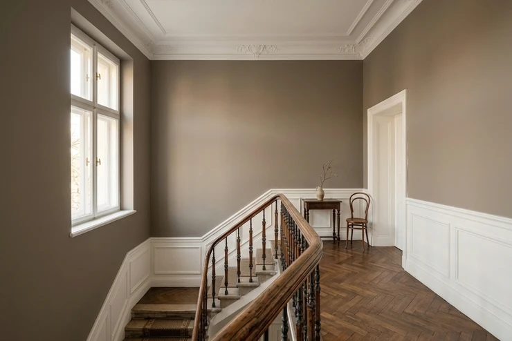 Nachher — Fassade mit Taupe (RAL 1019) und Reinweiß auf den Sprossenfenster, Stuckleisten, Handlauf-Wand (Altbau / Gründerzeit)