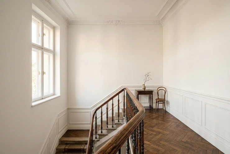 Vorher — Fassade ohne Taupe + Reinweiß (Altbau / Gründerzeit)