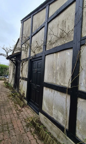 Before — facade without Warm Cream + Pitch Black (Country Cottage)
