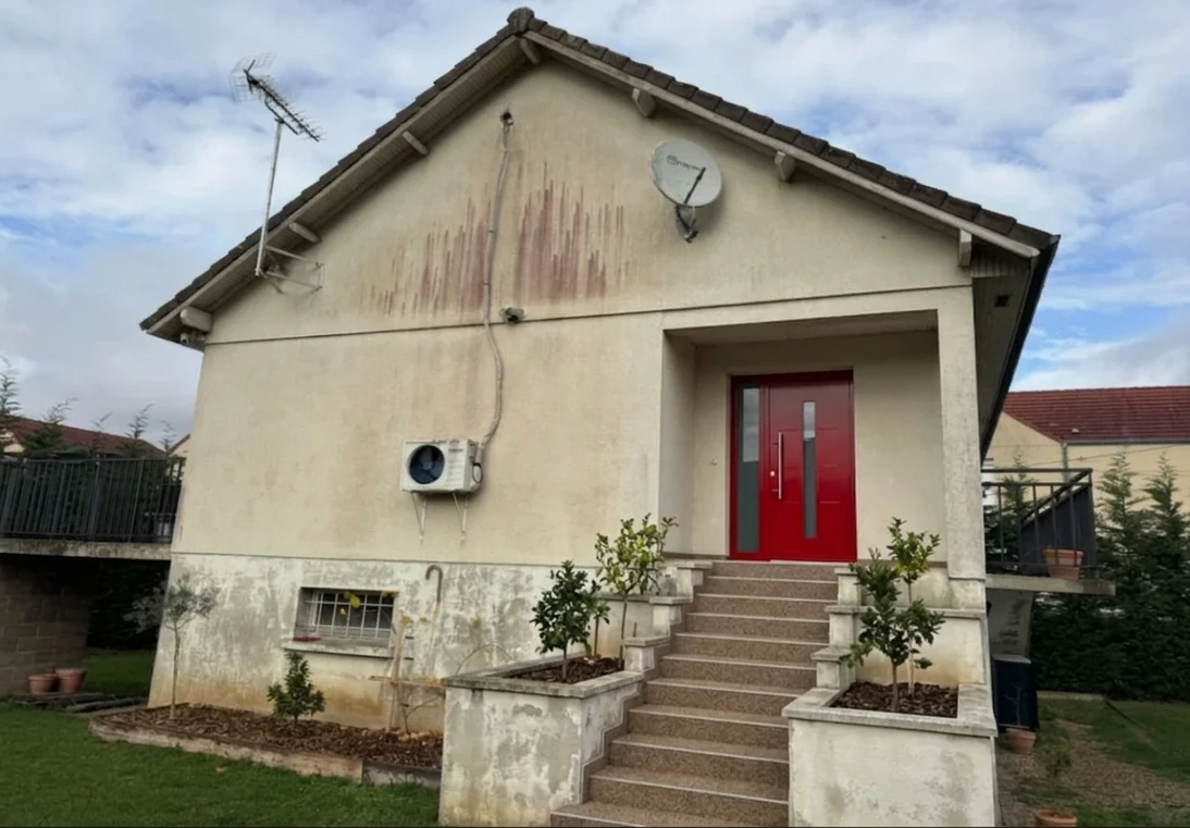 Vorher — Fassade ohne Verkehrsweiss + Feuerrot (Moderne)