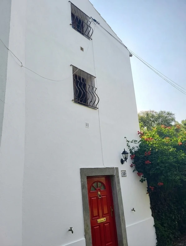 Brilliant White + Pillar Box Red — Iconic British