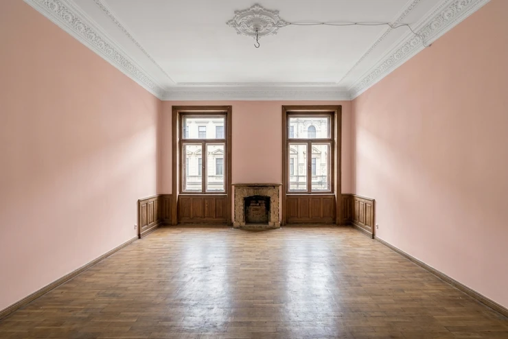 Nachher — Fassade mit Altrosa (RAL 3015) und Reinweiss auf den Stuckleiste und Decke (Altbau)