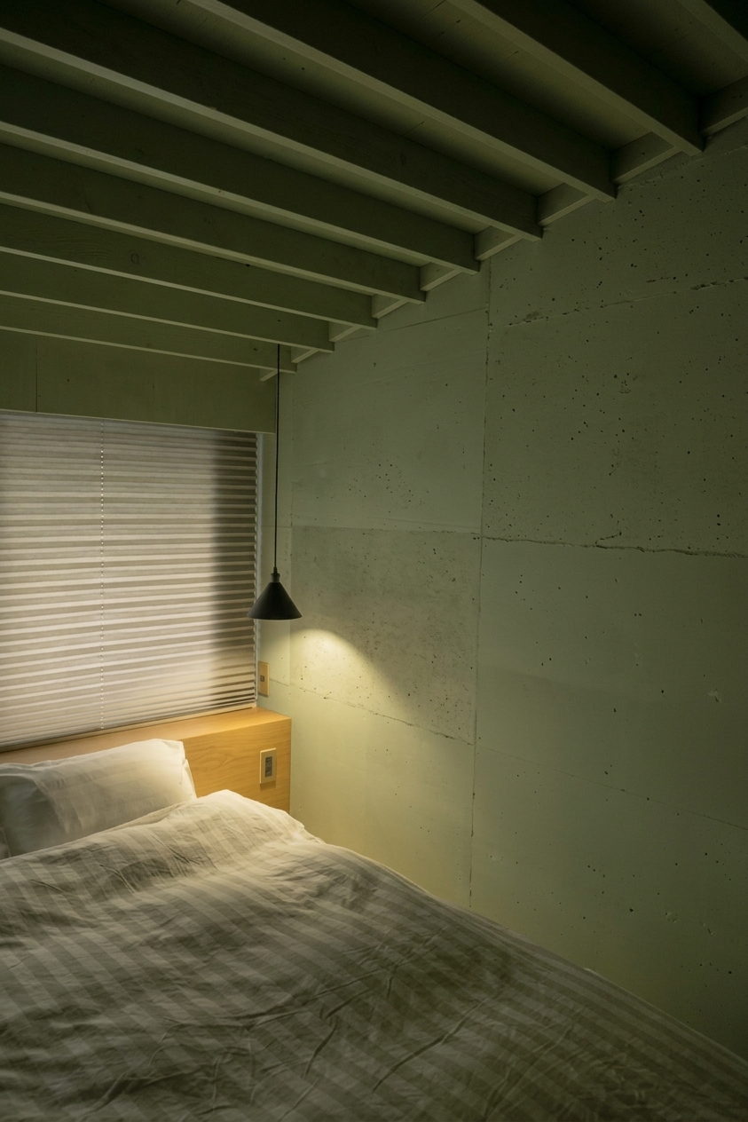 Nachher - Fassade mit Leinenblau (RAL 5024 Pastellblau) und Reinweiß auf den Decke, Sockelleisten, Bettrahmen, Fensterrahmen (Zen Skandinavisch)