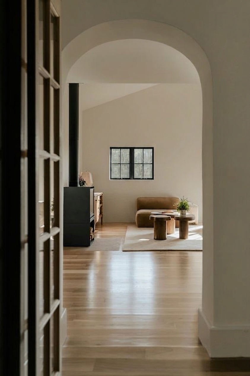 Nachher - Fassade mit Warmes Greige (RAL 1019 Graubeige) und Cremeweiß auf den Decke, Sockelleisten, Türrahmen, Garderoben-Konsole (Klassische Deutsche Diele)