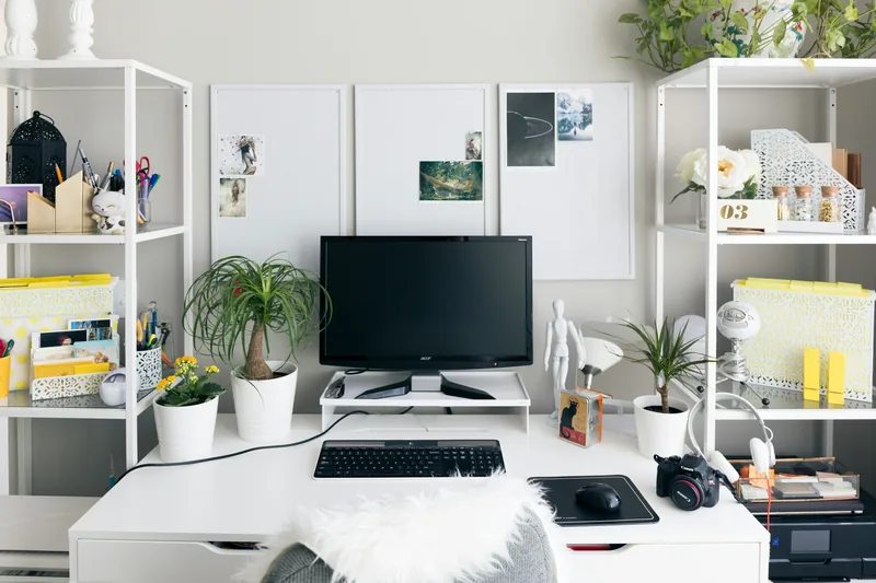 Bureau home office peint en bleu nuit profond avec étagères bois