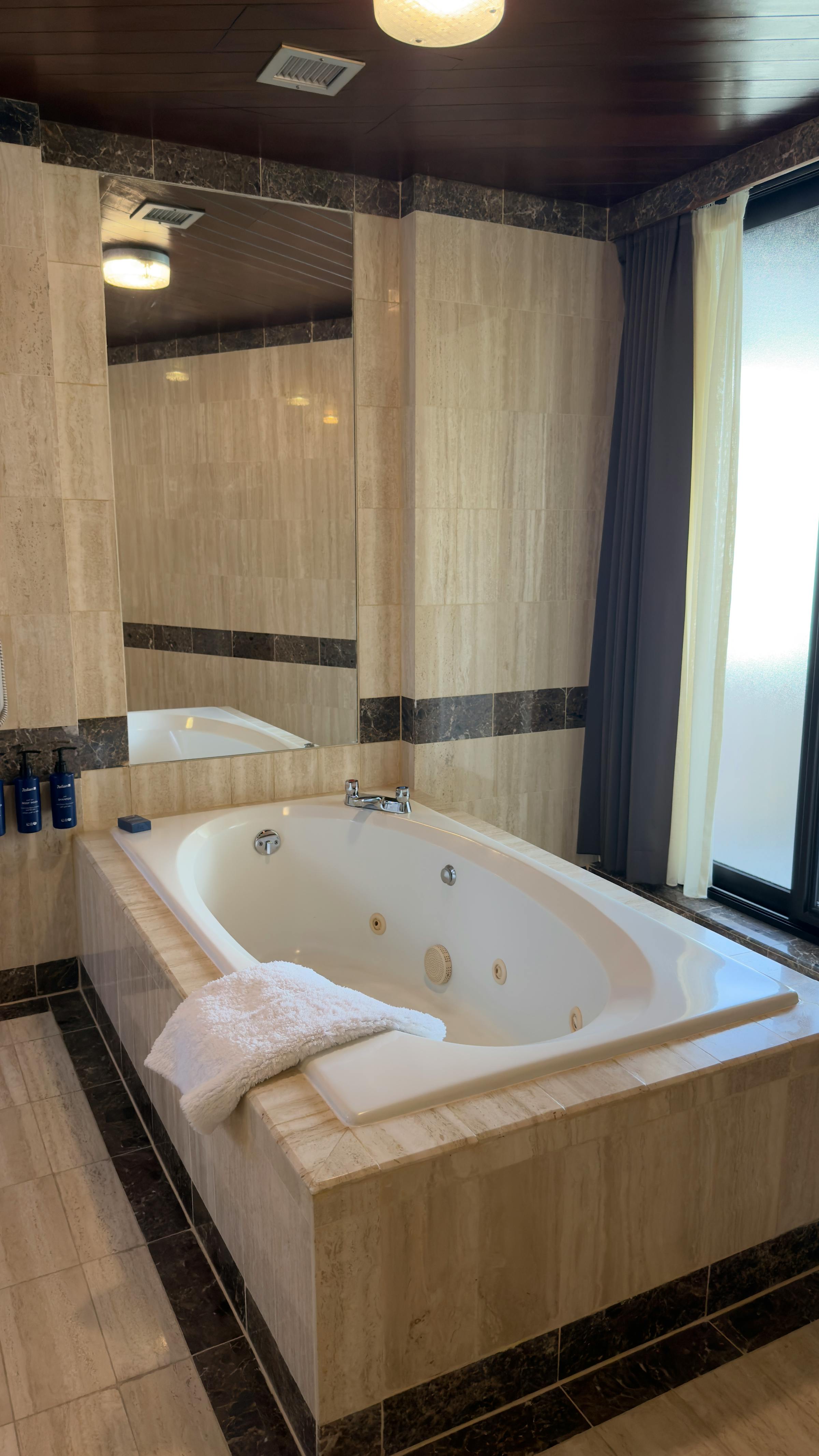 Vorher - Fassade ohne Perlgrau + Carrara-Marmor Weiß (Luxus Spa-Badezimmer)